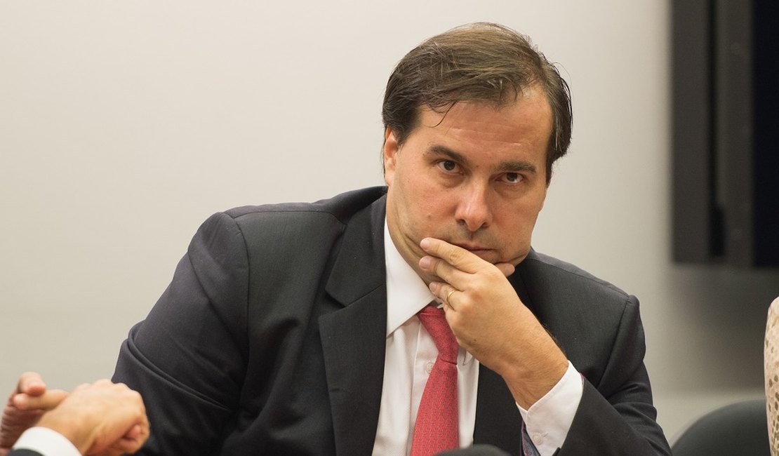 Maia encerra sessão da Câmara minutos após notícia sobre áudio de Temer