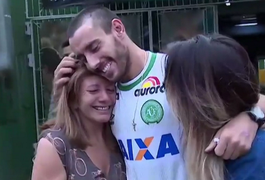 Alan Ruschel visita gramado da Arena e recebe carinho de funcionários da Chape