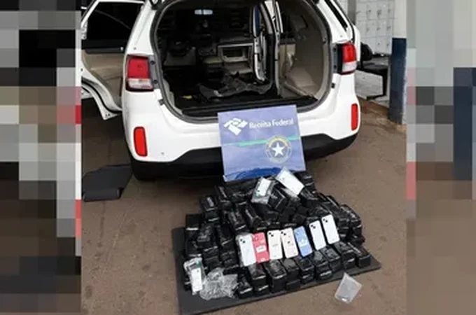 Receita apreende R$ 1,4 milhão em iPhones em fundo falso de carro