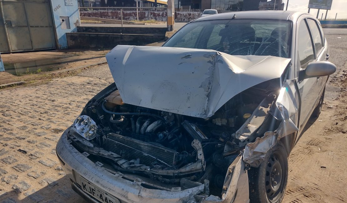 Carro fica destruído em batida com caminhão-baú em Arapiraca