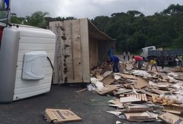 Acidente envolvendo carretas deixa feridos em trecho da BR-101 em Pilar