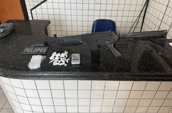 Jovem é preso com cocaína e simulacro de fuzil após ostentar arma em redes sociais no interior de Alagoas