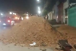 Motociclista fica ferido após cair ao passar sobre monte de barro em Arapiraca