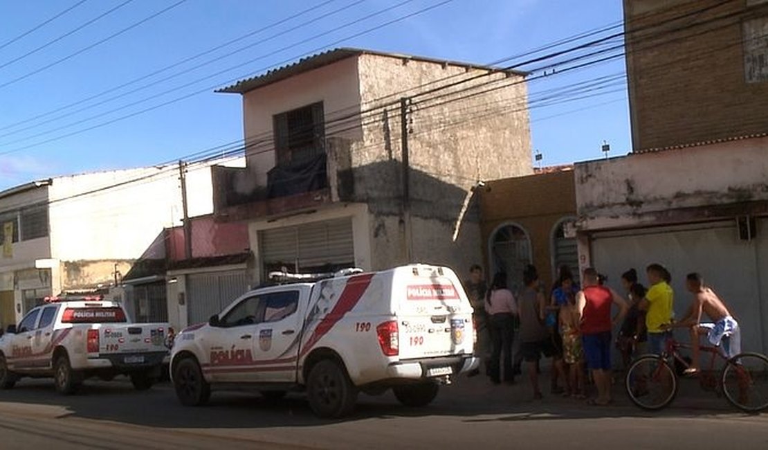 Ambulante é morto dentro de borracharia, ﻿enquanto aguardava conserto de moto em Maceió