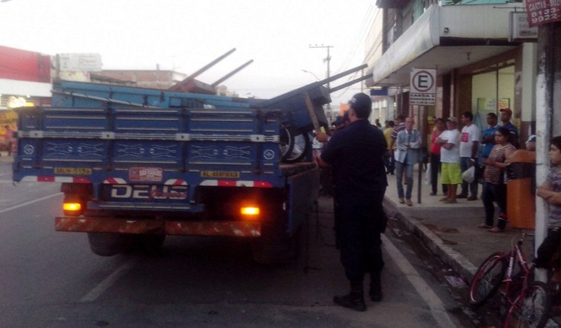 Operação contra ambulantes no Centro de Arapiraca flagra carro de mão repleto de baratas