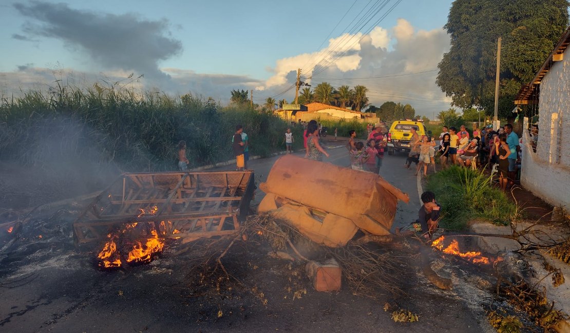 Vídeo. Arapiraquenses fazem protesto e fecham via por causa da falta de água