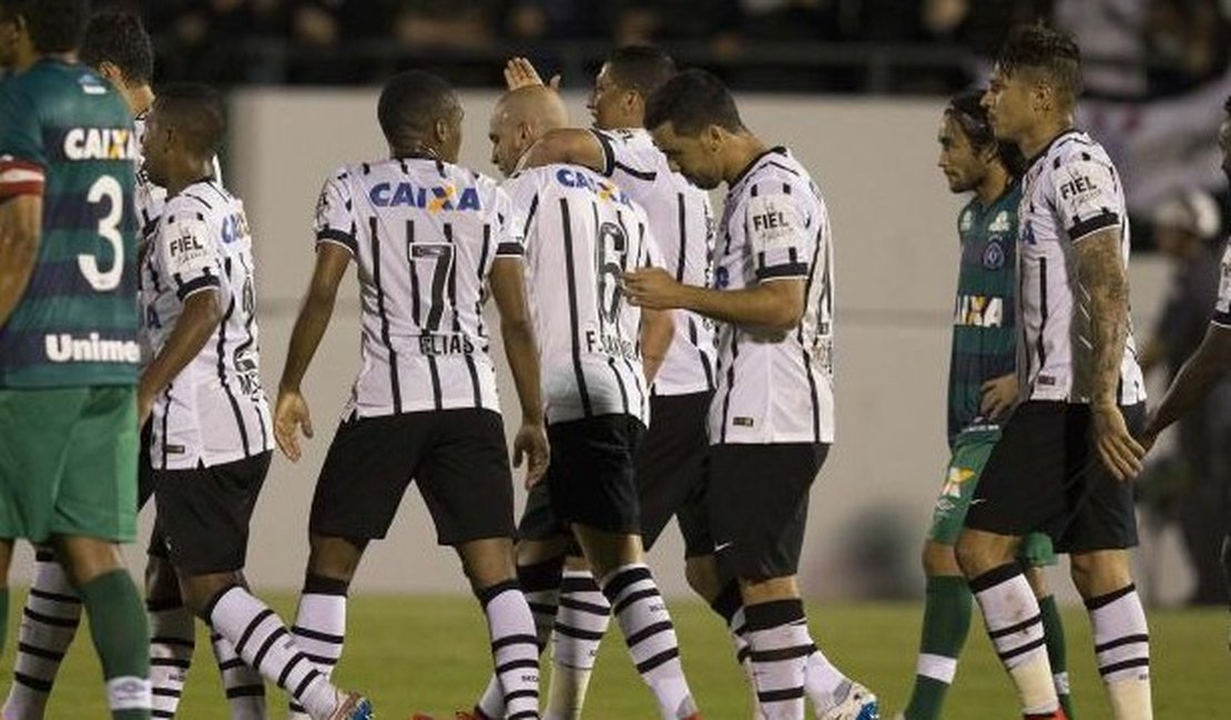 Gol sem querer garante vitória e alívio ao Corinthians no interior