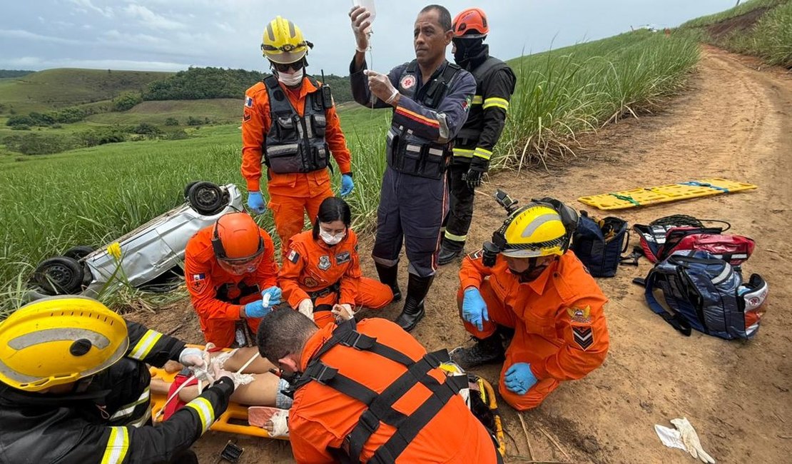 Capotamento de carro em ribanceira deixa mulher gravemente ferida, em Matriz de Camaragibe