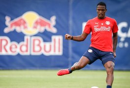 Bragantino multa zagueiro por fala machista contra árbitra