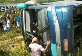 Ônibus capota e deixa pelo menos 25 mortos no Ceará