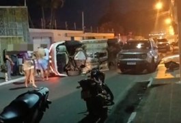 Carro fica virado de lado após capotamento no bairro Capiatã, em Arapiraca