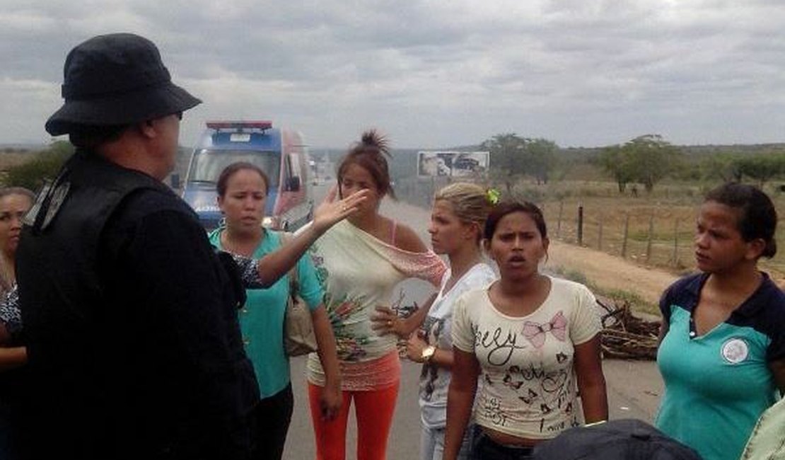 Esposas de presos fazem protesto próximo ao Presídio do Agreste