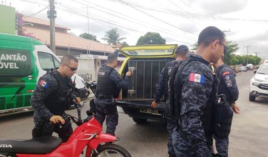 Assaltante rouba moto, logo depois passa em frente à Central de Polícia Civil de Arapiraca e acaba preso