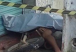 Homem perde controle de motocicleta, avança pela calçada e morre