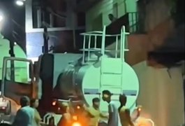 Homem fica irritado após uma semana de falta d'água em União dos Palmares e joga xixi em caminhão-pipa