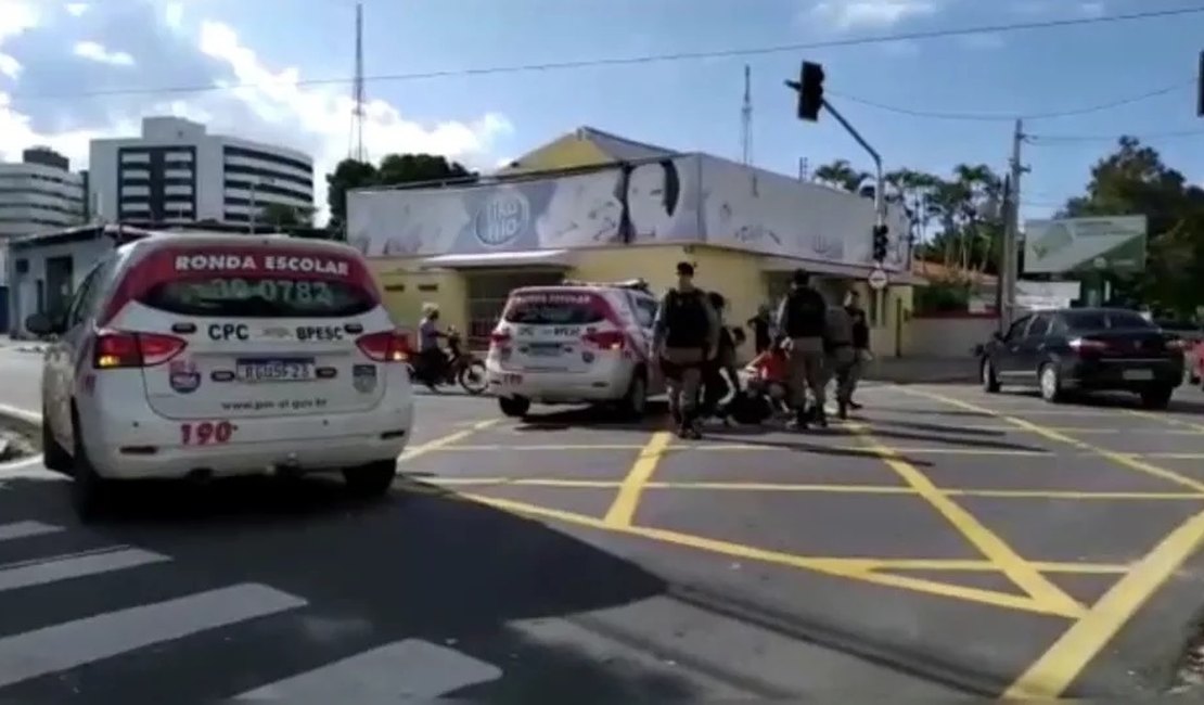 Duas pessoas ficam feridas em colisão de moto e ambulância do SAMU