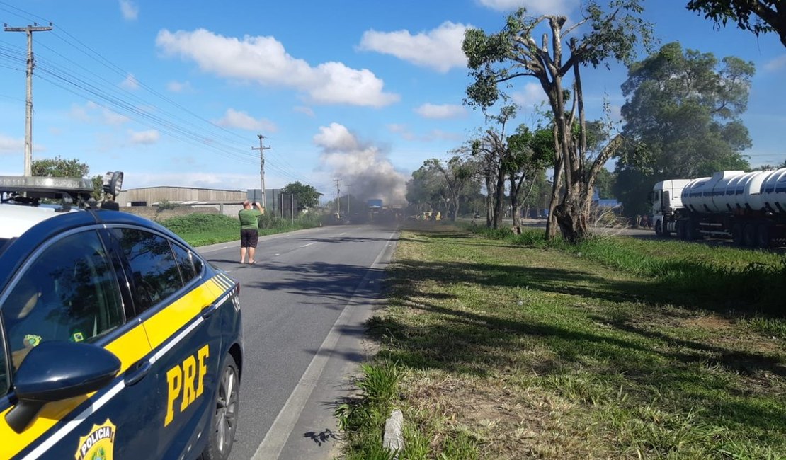 Moradores de Residência em Rio Largo fecham rodovia em protesto por falta de água