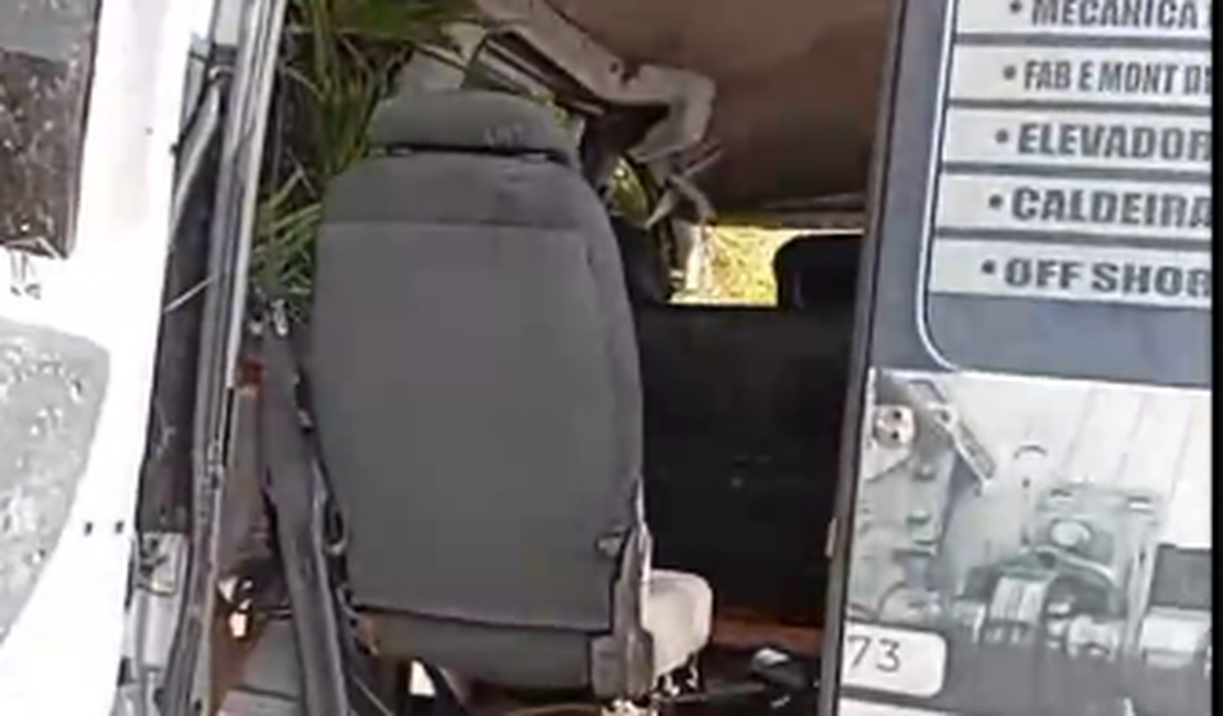 Capotamento de van deixa ocupantes do veículo feridos em Pilar