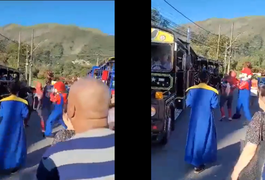 VÍDEO: Concorrentes, Homem-Aranha, Pantera Negra e Super Mario de trenzinho brigam no Rio de Janeiro