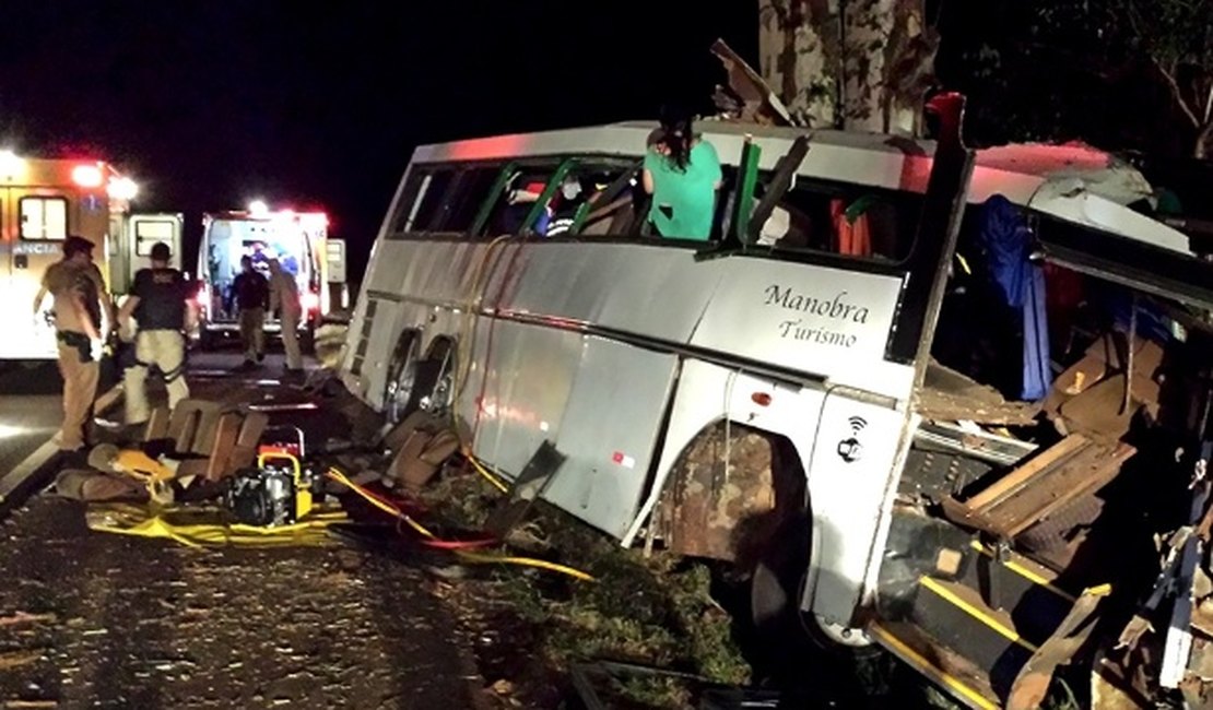 Ao menos 10 morrem após tentativa de assalto causar acidente de ônibus no PR