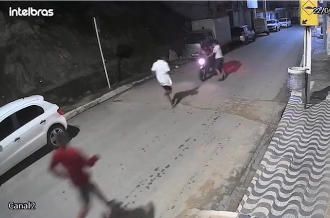 Vídeo mostra entregador sendo agredido e roubado por três homens em Maceió; veículo foi recuperado