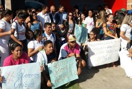 Universitários de São Miguel dos Campos fazem protesto contra suspensão de ônibus escolares