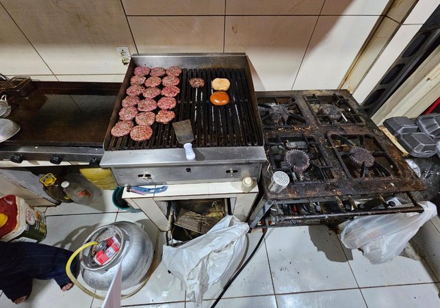 Hamburgueria é interditada pela Vigilância Sanitária por condições insalubres, ﻿em Maceió