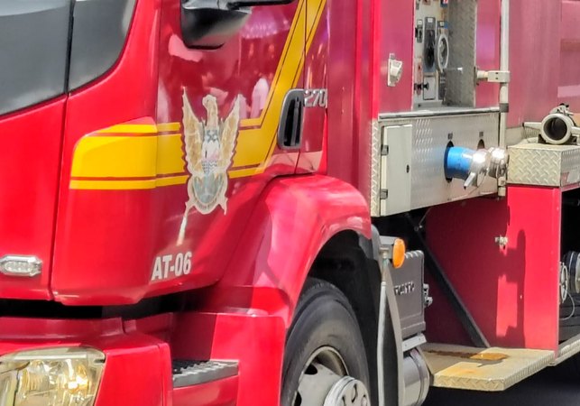 Incêndio atinge residência no bairro do Prado e deixa homem hospitalizado em Maceió