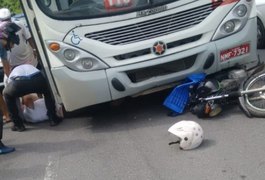 Vídeo: Acidente entre ônibus e motocicleta deixa um ferido em Maceió