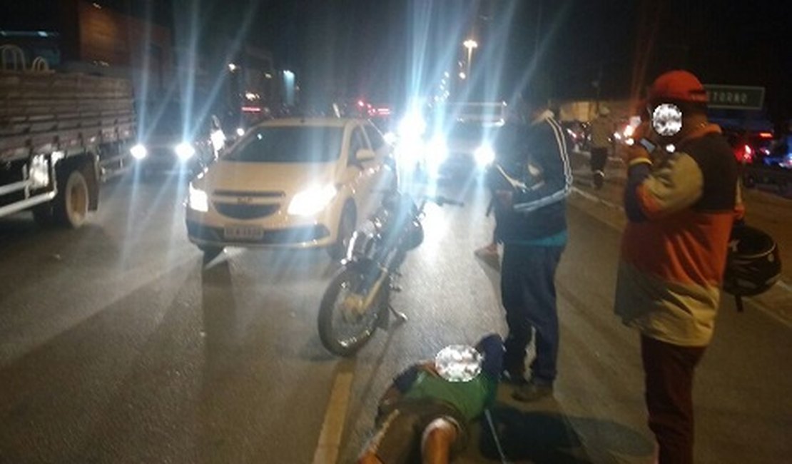 Atropelamento por moto deixa dois feridos e trânsito lento na AL-220, em Arapiraca