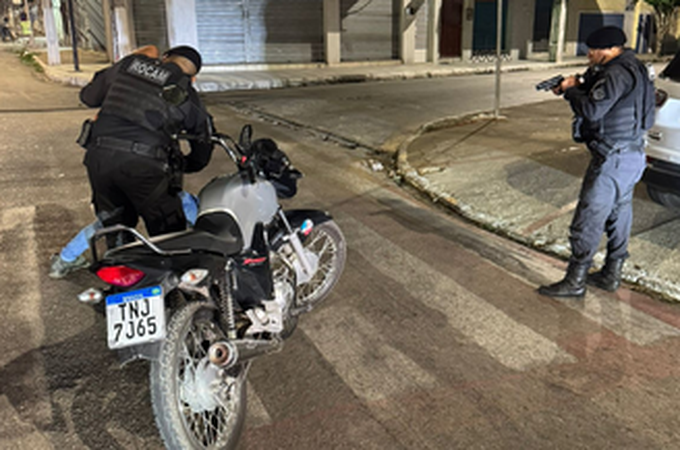 Motociclista sem CNH é flagrado fazendo ultrapassagens perigosas no bairro Cacimbas