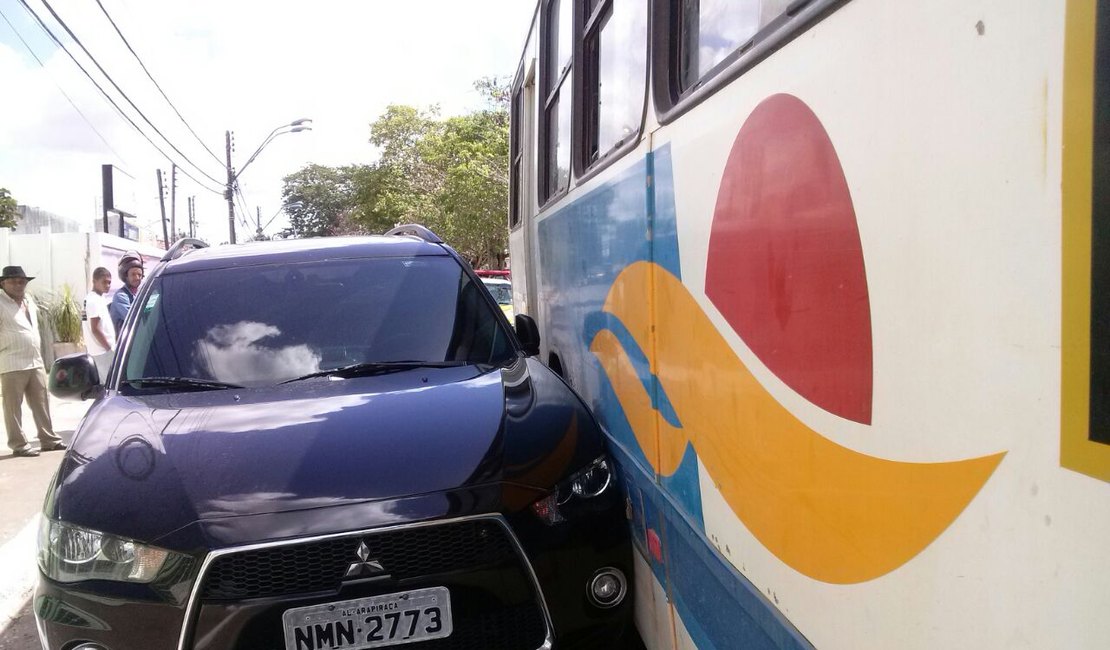 Veículos se envolvem em acidente na Av. Ceci Cunha em Arapiraca