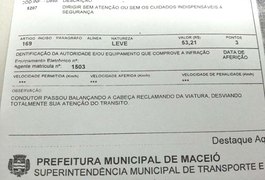 Motorista é multado porque balançou a cabeça para viatura de trânsito em Maceió