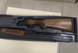 Armas são apreendidas e motocicleta com queixa de roubo é recuperada em Alagoas
