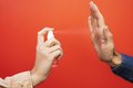 Mulheres podem comprar e usar spray de pimenta para defesa pessoal a partir de hoje