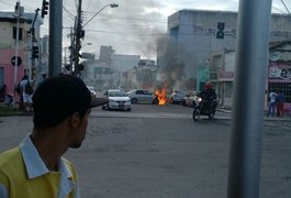 VÍDEO: Carro pega fogo no Centro de Maceió