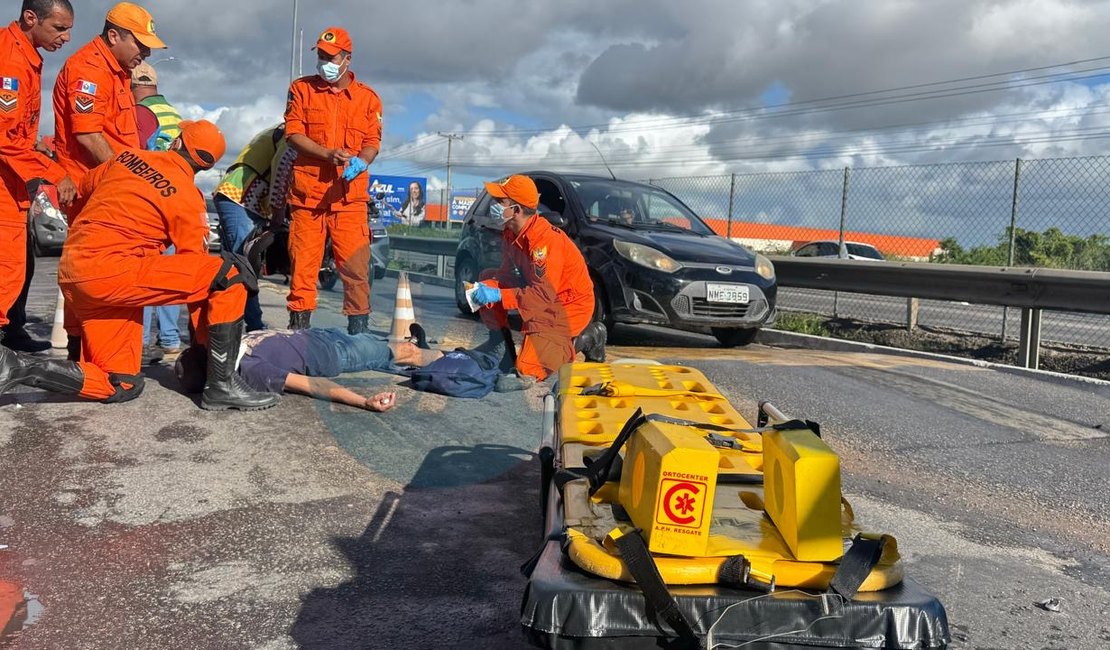 Mototaxista e passageira ficam feridos após queda de motocicleta na AL-220, em Arapiraca
