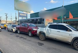 Colisão entre três carros congestiona trânsito na Rua Marechal Deodoro, em Arapiraca