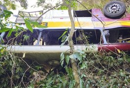 Remoção de ônibus acidentado na Serra da Barriga é suspensa novamente após quebra de equipamento