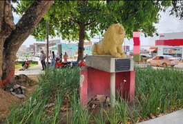 Dois homens armados invadem farmácia na Praça Lions e fogem com celulares e motocicleta