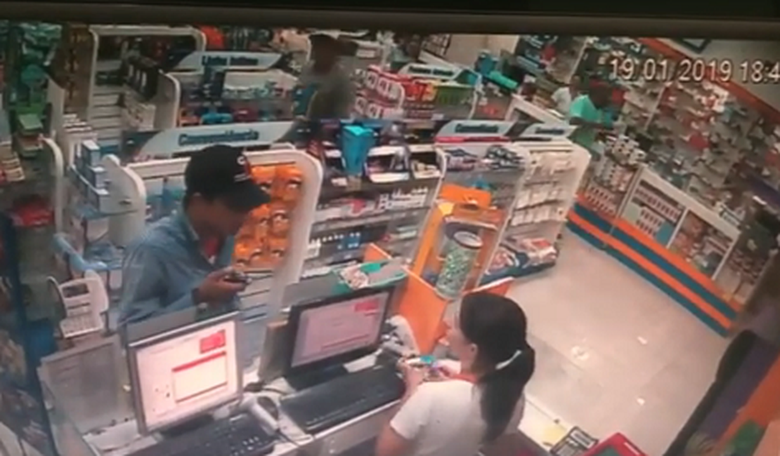 VÍDEO. Criminosos armados invadem farmácia, roubam apurado e pertences de cliente e funcionários
