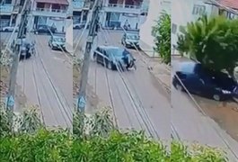 VÍDEO. Ciclista escapa com vida após ser arrastado por carro dirigido por garota de 13 anos