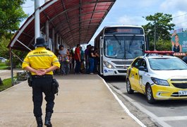 SMTT fiscaliza excesso de passageiros em transportes coletivos do município