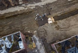 Imagens aéreas mostram enterros em Nova York durante pandemia