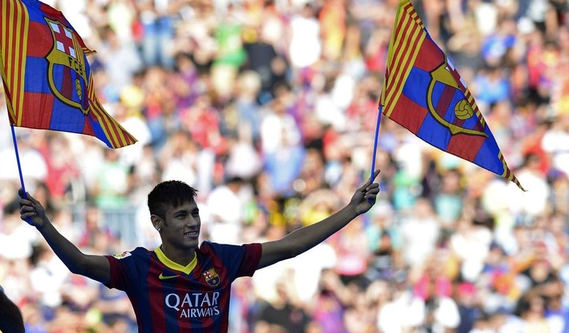Neymar é do Barcelona: 'Chego para ajudar'