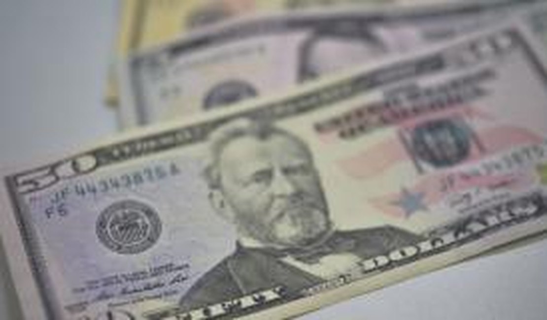 Dólar comercial aproxima-se de R$ 3,35 e fecha no maior nível em 12 anos