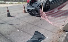 Carro capota na Avenida Menino Marcelo, em Maceió