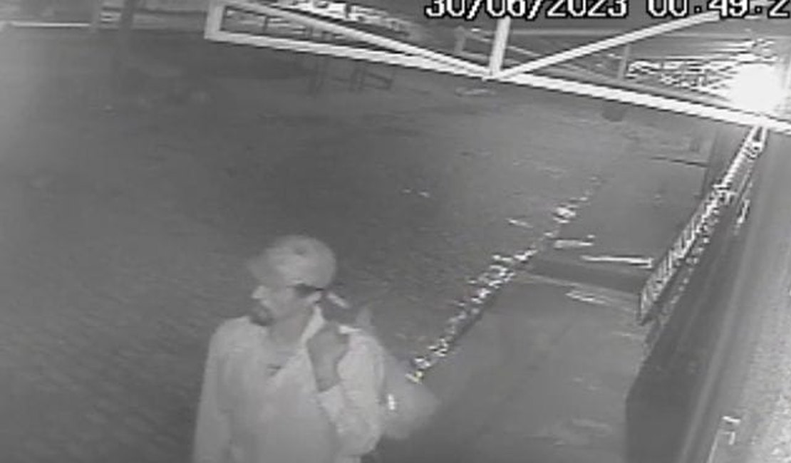 VÍDEO: Homem é flagrado furtando câmera de segurança de panificadora em Arapiraca