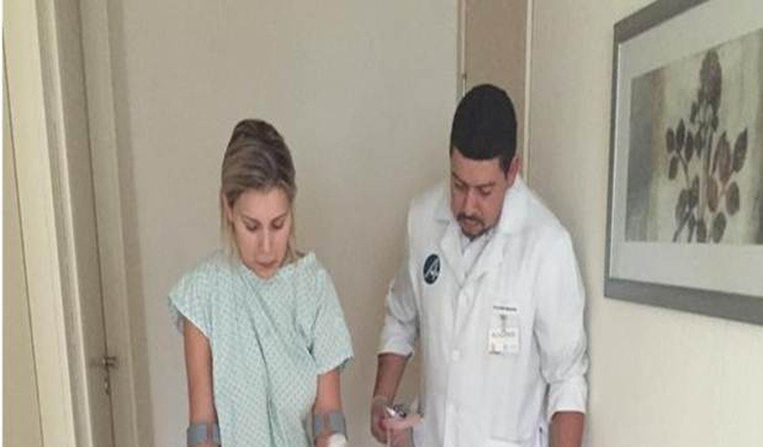 Andressa Urach inicia tratamento de fisioterapia em hospital