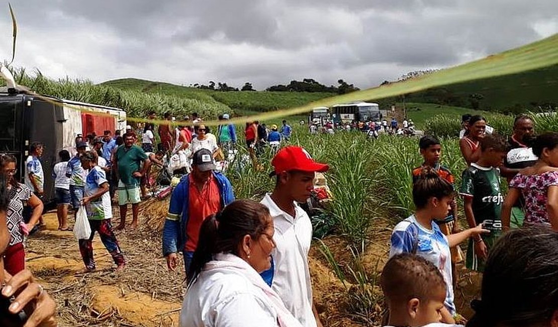 Ônibus com romeiros capota e deixa feridos entre Ibateguara e São José da Lage